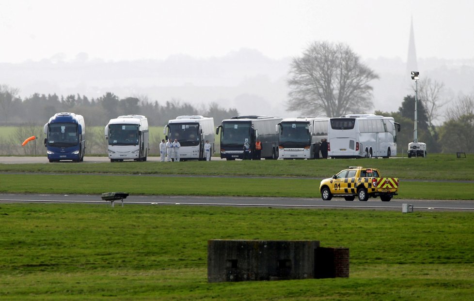 Letadlo dopravilo 32 lidí evakuovaných z lodi Diamond Princess z Japonska do Británie (22. 2. 2020)