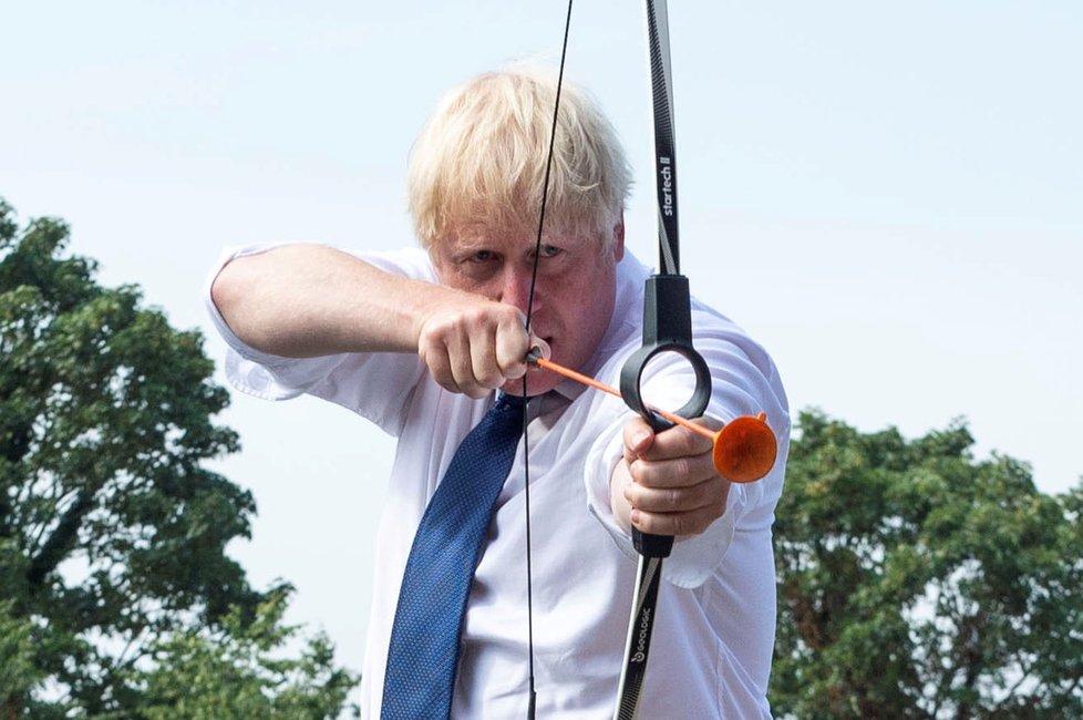Britský premiér Boris Johnson zkoušel i lukostřelbu.