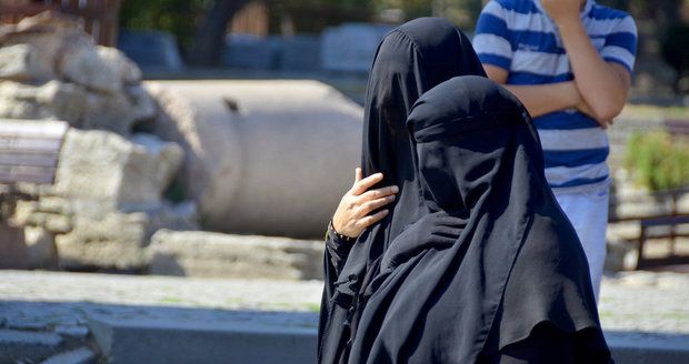 Muslimové ve světě přečíslí křesťany. Odborníci už znají rok zlomu