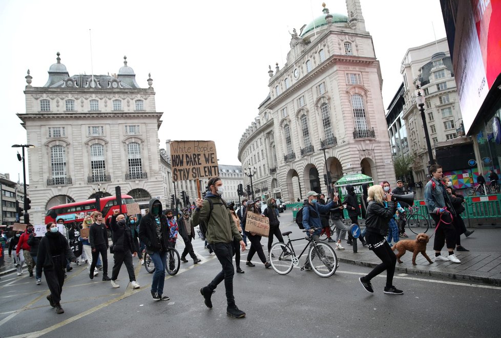 Britové protestovali proti policejní brutalitě v USA i přes pandemii koronaviru.