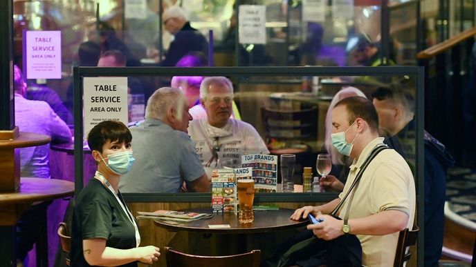 S poslední etapou rozvolnění se v Británii otevřou v plné míře hospody, restaurace, noční kluby a další zařízení.