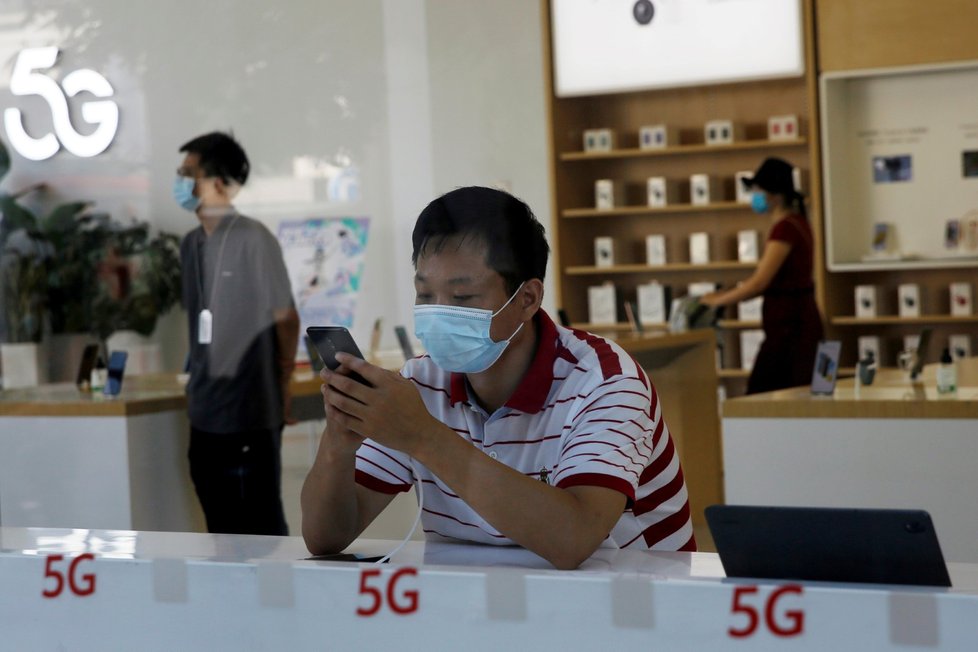 Británie vyloučila čínskou firmu Huawei z budování sítí 5G.