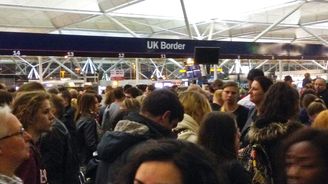 Migrace do Británie prudce klesla