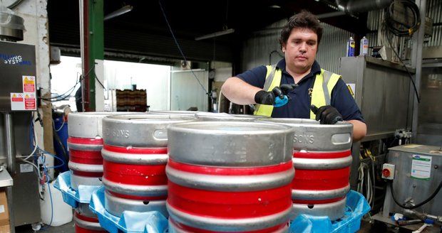 Pivní pohroma. Britské hospody vylévají 50 milionů litrů zlatavého moku kvůli koronaviru