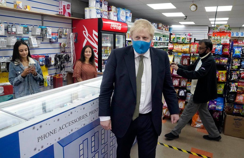 Premiér Boris Johnson v roušce (10. 7. 2020)