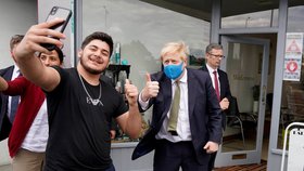 Premiér Boris Johnson v roušce (10. 7. 2020)