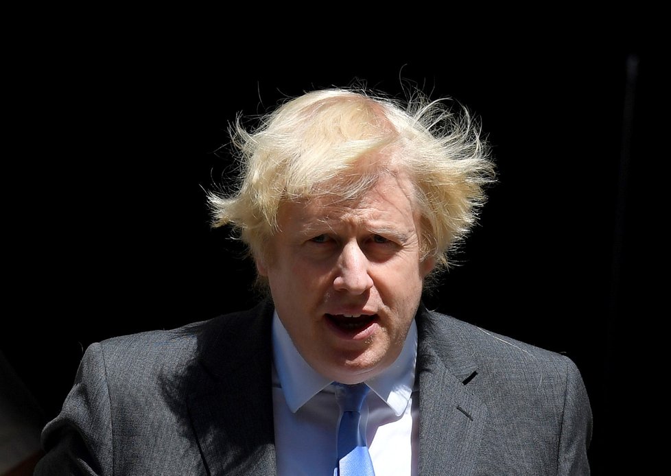 Boris Johnson v parlamentu představil další vlnu uvolňování restrikcí.