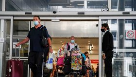 Koronavirus v Británii: Konec karantény pro očkované, na letišti docházelo k dojemným setkáním