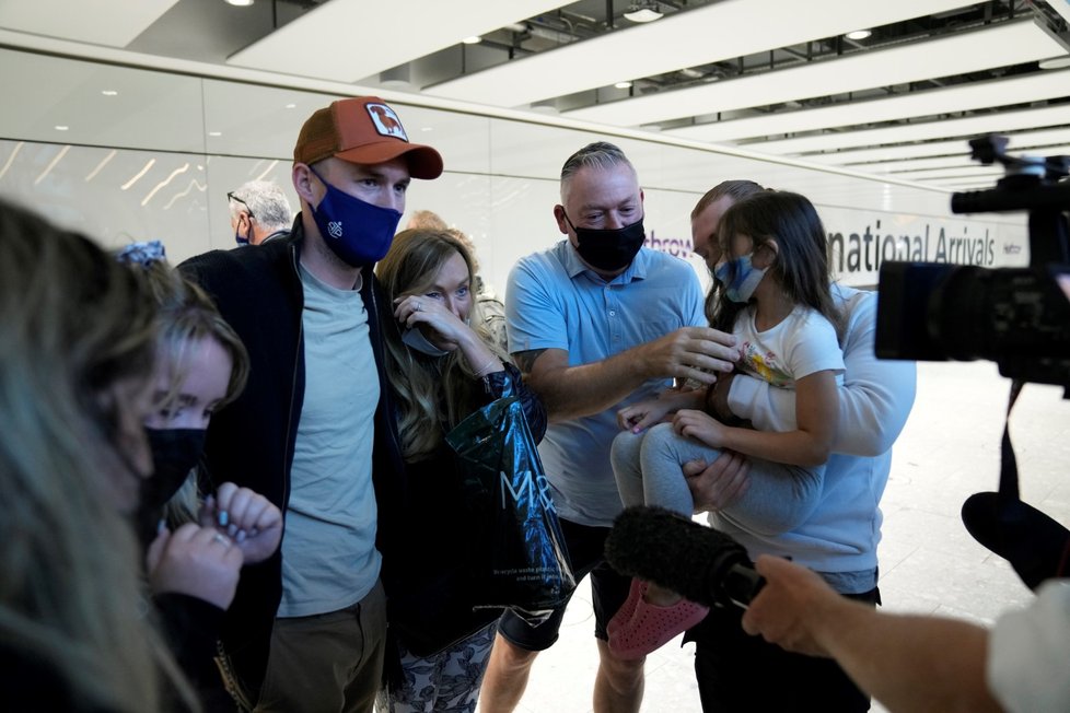 Koronavirus v Británii: Konec karantény pro očkované, na letišti docházelo k dojemným setkáním