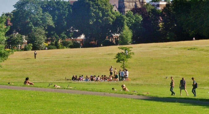 Brockwellský park byl donucen zavřít kvůli třem tisícům Britů ignorujícím nařízení, neměli ani roušku.