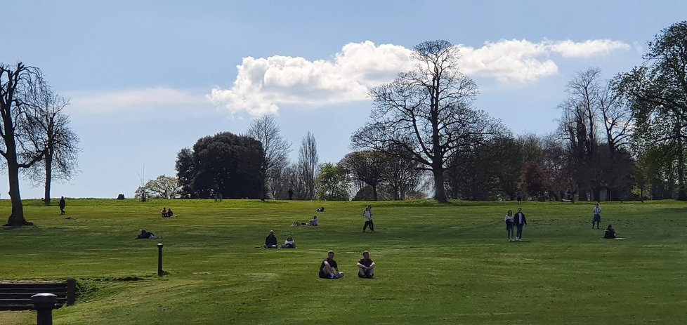 Brockwellský park byl donucen zavřít kvůli třem tisícům Britů ignorujícím nařízení, neměli ani roušku