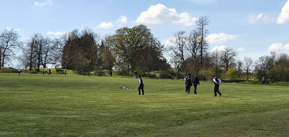 Brockwellský park byl donucen zavřít kvůli třem tisícům Britů ignorujícím nařízení, neměli ani roušku.