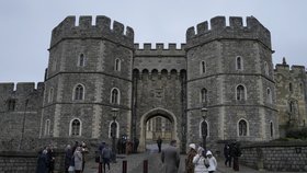 Ozbrojený muž pronikl do areálu britského královského hradu Windsor, byl zadržen, (25.12.2021).