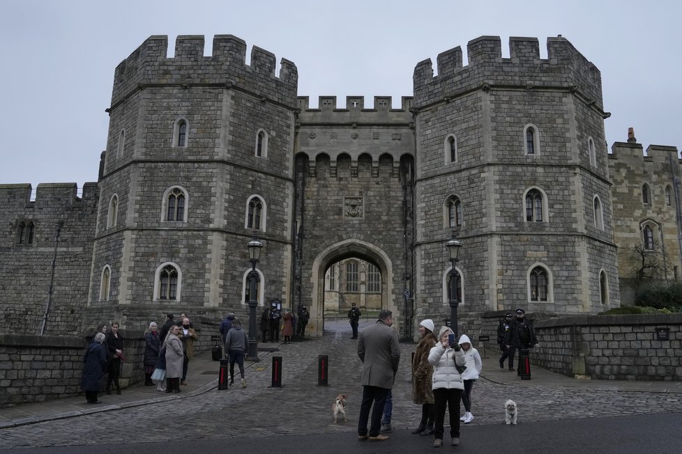 Ozbrojený muž pronikl do areálu britského královského hradu Windsor, byl zadržen, (25.12.2021).