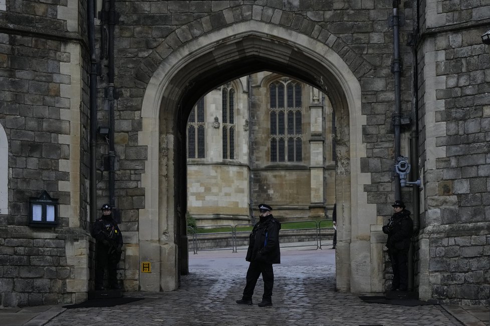 Ozbrojený muž pronikl do areálu britského královského hradu Windsor, byl zadržen, (25.12.2021).