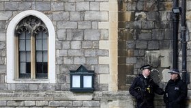 Ozbrojený muž pronikl do areálu britského královského hradu Windsor, byl zadržen, (25.12.2021).