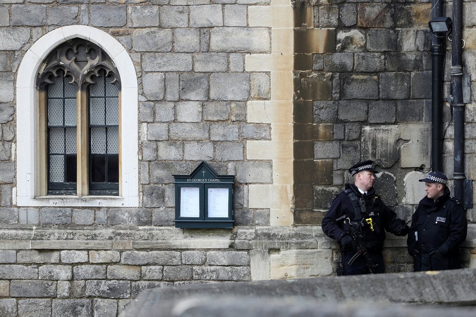 Ozbrojený muž pronikl do areálu britského královského hradu Windsor, byl zadržen, (25.12.2021).