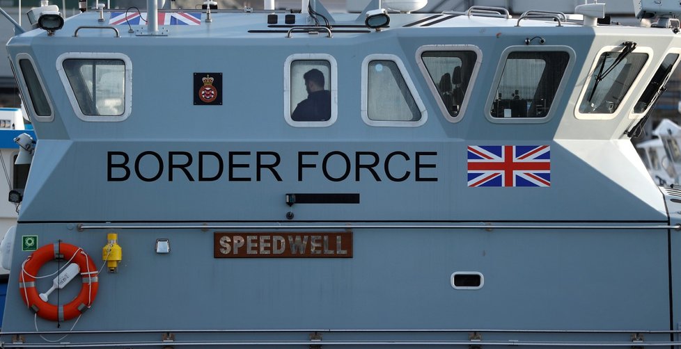 Británie v boji proti nelegální migraci posiluje ostrahu na moři (4. 1. 2019).