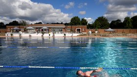 V Londýně se po koronavirové přestávce opět otevřely bazény (11. 7. 2020)