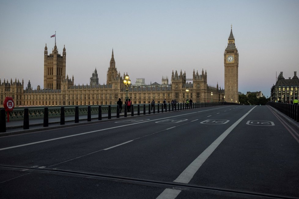 Britové ve frontě, aby mohli uctít královnu Alžbětu.