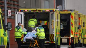 Sanitky ve Walesu se kupí před plnými nemocnicemi, nemohou vyjíždět k urgentním případům