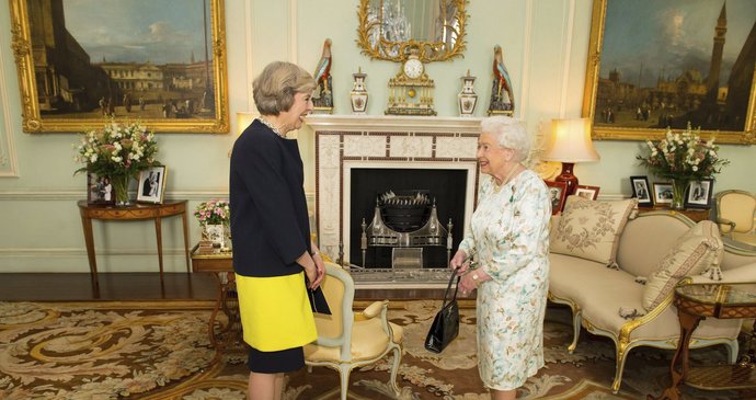 Do čela britské vlády nastoupila Theresa Mayová, která je po Margaret Thatcherové druhou ženou v tomto úřadu v dějinách Británie.