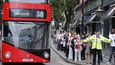 Policista organizuje frontu na autobus na stanici Victoria Station. Fronta dosahovaly v centru Londýna stovek metrů.