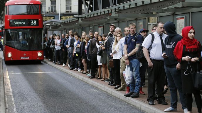 Londýňané trpělivě čekají na autobus na stanici Victoria Station
