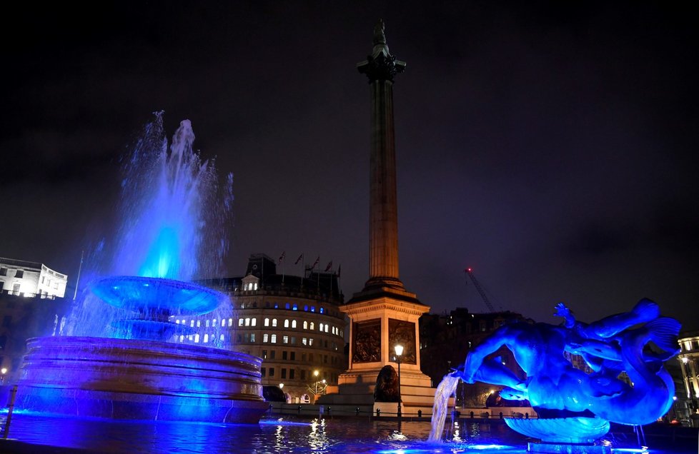 Koronavirus ve Velké Británii: Slavné budovy se zabarvily do modra na podporu lidí, kteří během pandemie ztratili své blízké (7.1.2021) Koronavirus ve Velké Británii: Slavné budovy se zabarvily do modra na podporu lidí, kteří během pandemie ztratili své blízké (7.1.2021)