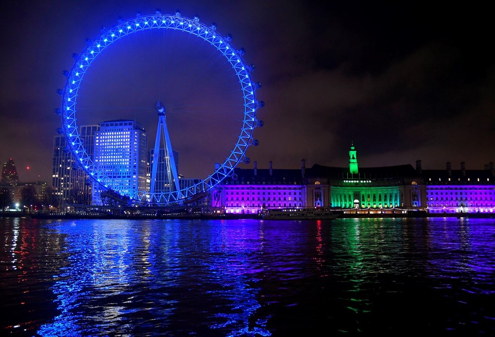 Koronavirus ve Velké Británii: Slavné budovy se zabarvily do modra na podporu lidí, kteří během pandemie ztratili své blízké (7.1.2021) Koronavirus ve Velké Británii: Slavné budovy se zabarvily do modra na podporu lidí, kteří během pandemie ztratili své blízké (7.1.2021)