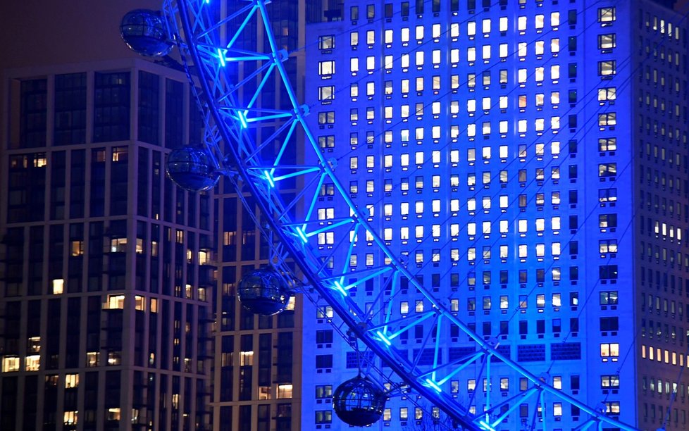 Koronavirus ve Velké Británii: Slavné budovy se zabarvily do modra na podporu lidí, kteří během pandemie ztratili své blízké (7.1.2021) Koronavirus ve Velké Británii: Slavné budovy se zabarvily do modra na podporu lidí, kteří během pandemie ztratili své blízké (7.1.2021)