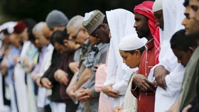 Britští muslimové se za svou víru nestydí.