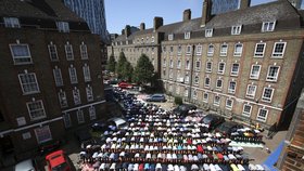 Muslimové se modlí v Londýně.