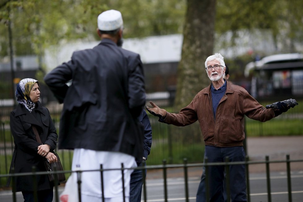 Brit diskutuje s muslimem v Hyde Parku.