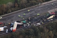 Peklo na dálnici v Británii: 7 lidí uhořelo, 51 raněných