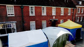 Specialisté zkoumají oblast ve městě Salisbury, kde se na počátku července otrávili novičokem dva lidé (6.7.2018).