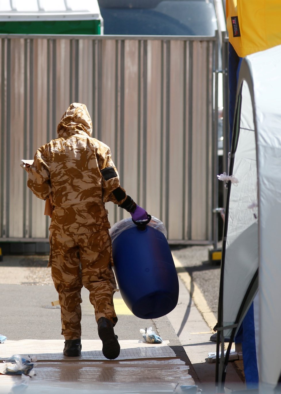 Britská policie nevylučuje, že kromě malé lahvičky z domu dvojice otrávené novičokem v Amesbury byly nervově paralytickou látkou kontaminovány i mnohé další doličné předměty.  (foto z 6.7.2018).