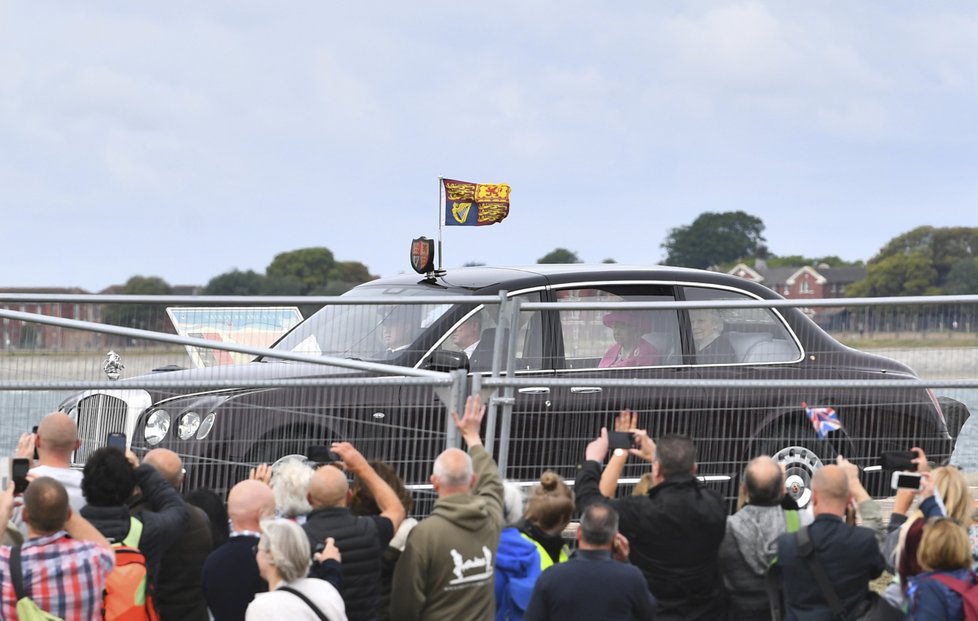 Britská královna Alžběta II. přijíždí na oslavy 75. výročí Dne D, (5.06.2019).