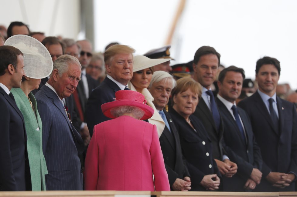 Královna Alžběta II. přichází na oslavy 75. výročí vylodění spojenců, (5.06.2019).