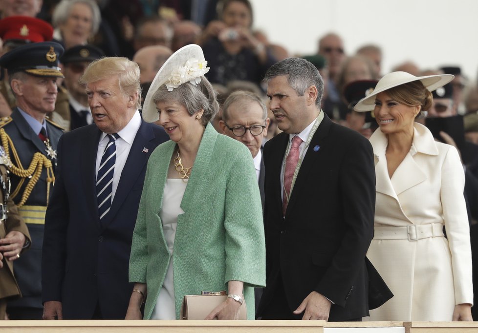 Britská premiérka Mayová v doprovodu prezidenta Trumpa přichází na oslavy 75. výročí vylodění spojenců, (5.06.2019).