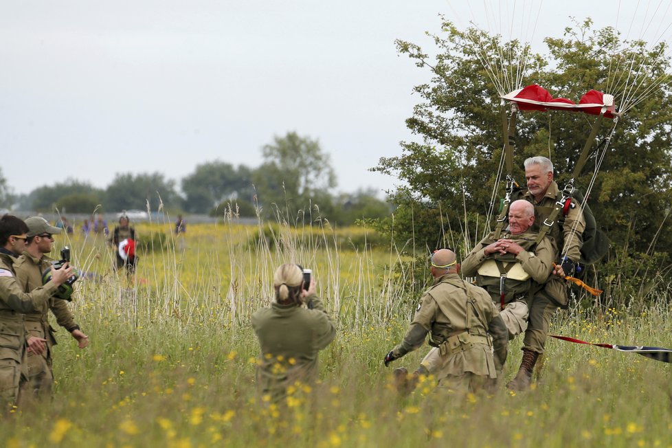 Veterán (97) si zopakoval památný seskok na oslavách 75. výročí Dne D, (5.06.5019).