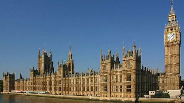 Britský parlament se nemůže shodnout, kdy aktivovat článek 50 Lisabonské smlouvy, kterým zahájí brexit.