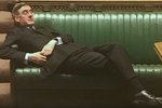 Jacob Rees-Mogg, který za britskou vládu organizuje agendu v dolní komoře parlamentu, část debaty v Dolní sněmovně strávil v téměř horizontální poloze.