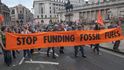Aktivisté v Británii protestují proti těžbě ropy a plynu.