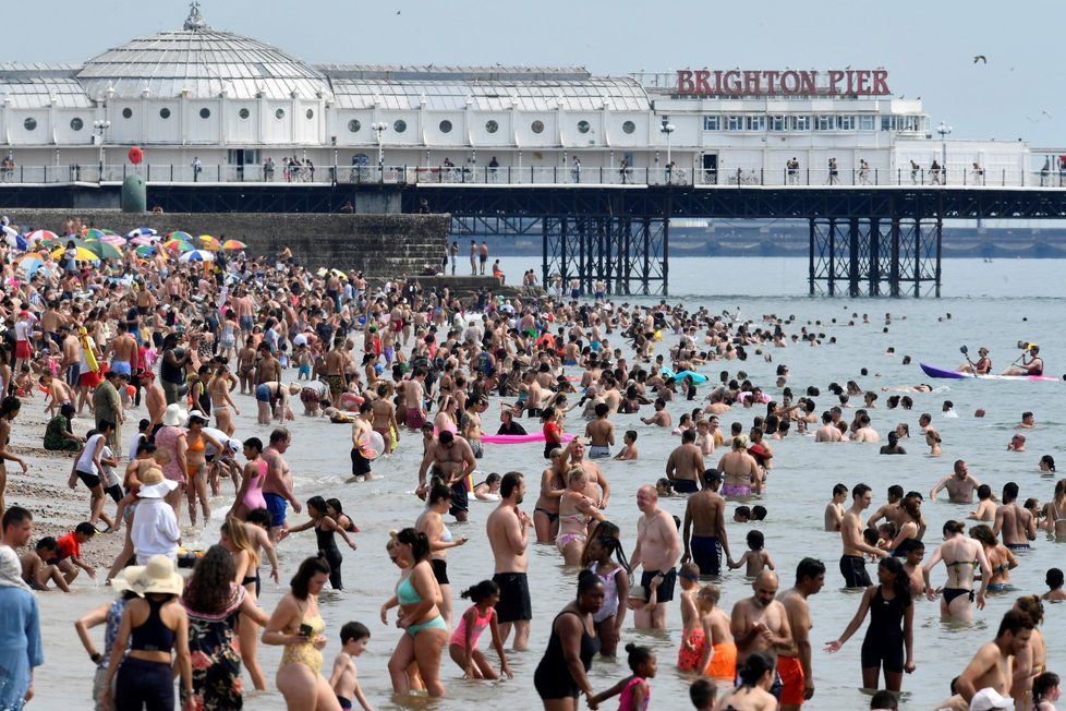 Britové o horkém víkendu vzali pláže útokem (8. 8 2020)