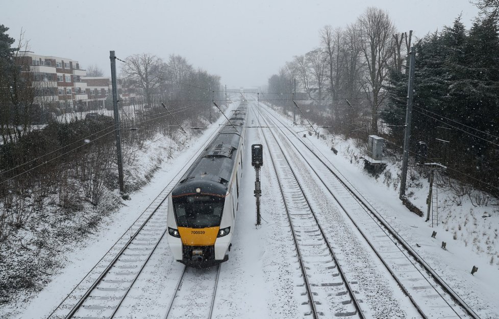 Británie se potýká se sněhem na silnicích a velkým chladem
