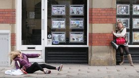 Neuvěřitelná scénka z ulice v Manchesteru: Dvě ženy se vinou větru neudrží na nohách!