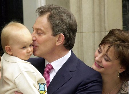 Tony Blair s manželkou Cherie a synem Leem.