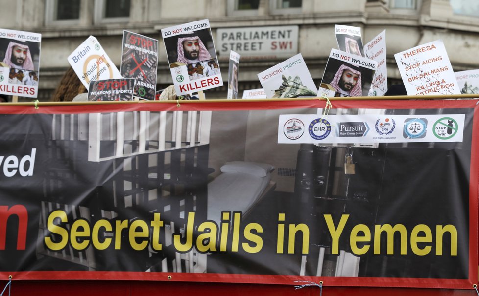 V Londýně se proti jednání vlády s princem Mohamedem bin Salmánem protestuje.
