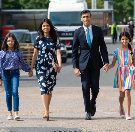 Nový britský premiér Sunak s rodinou.